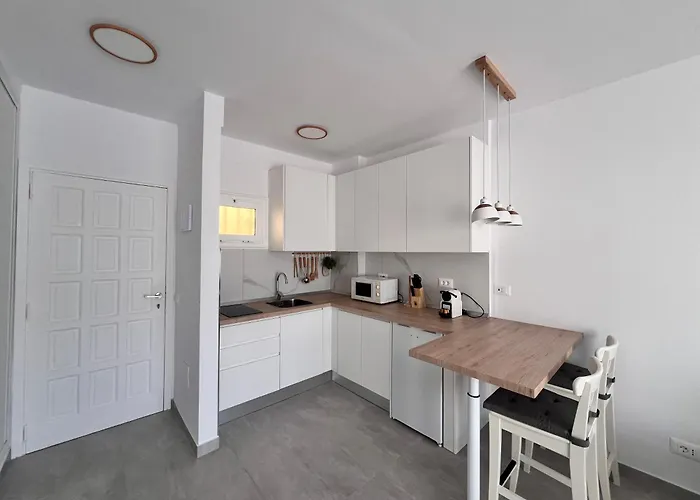 Seaview And Sunset Modern * ארונה