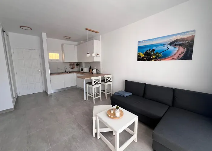 דירה Seaview And Sunset Modern ארונה